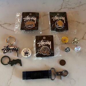 Stussy Set Logo Keychains & Pin Set